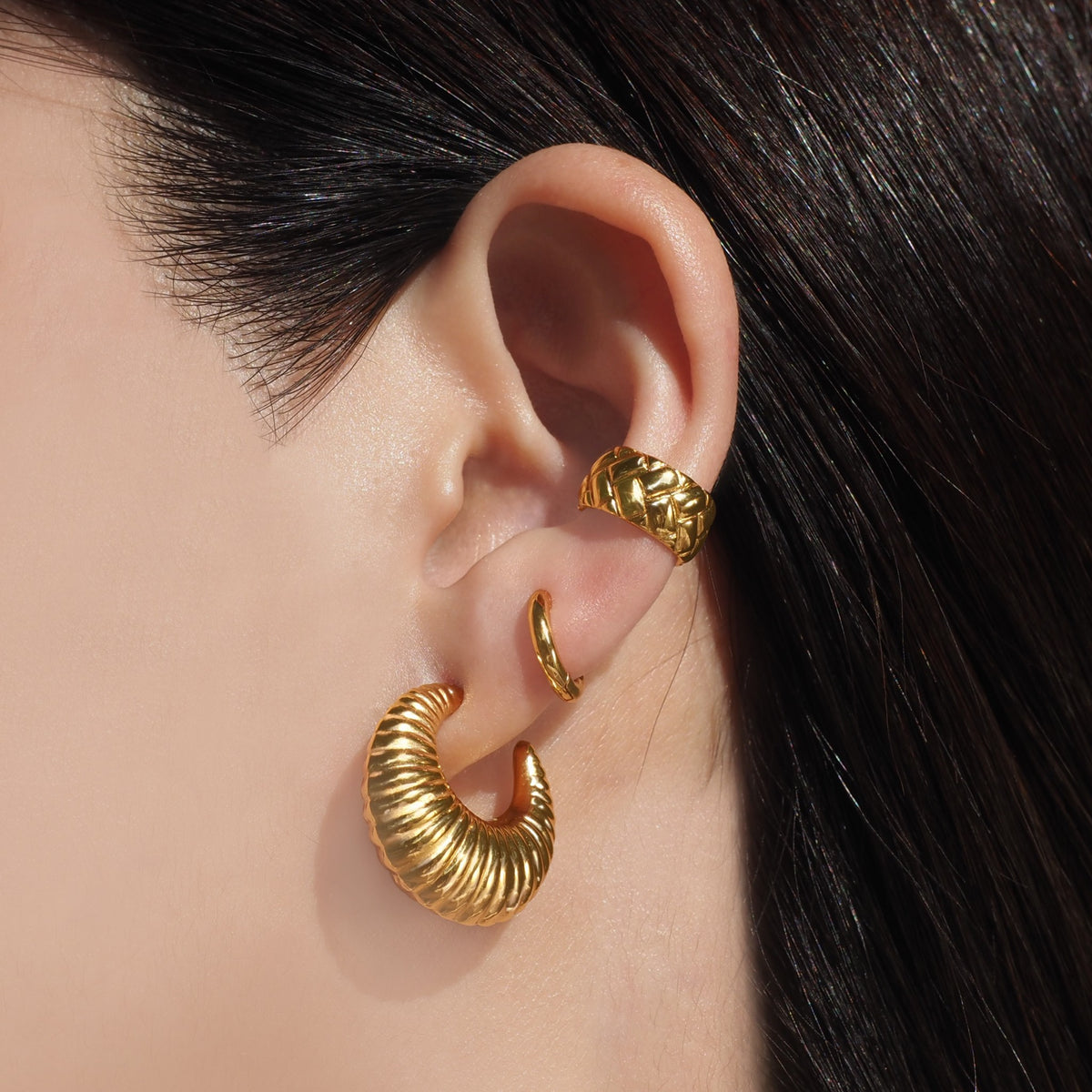 ◆VINTAGE HOLLYWOOD◆ Bumpy Round Earrings VH239OEA003B Vintage Hobe Round Clip on Earrings, 1950s Gold Tone Mesh